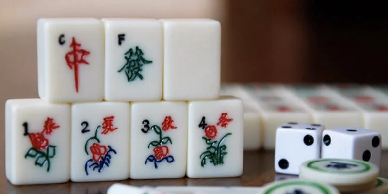 Mạt chược là trò chơi đánh bài với quân làm từ sừng, ngà hay nhựa